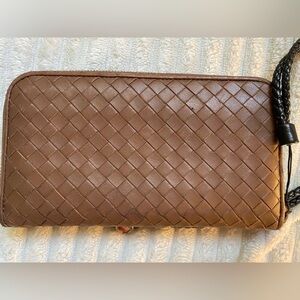 Authentic Bottega Veneta leather intrecciato long wallet in excellent preloved